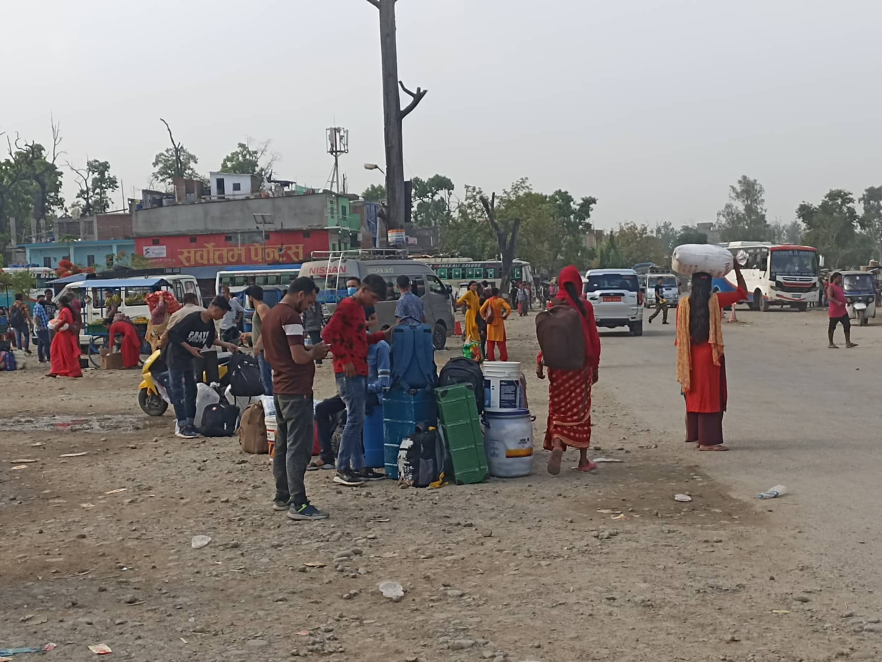 कैलालीको अत्तरिया बसपार्कमा मतदान गर्न घर जानेहरुको भिड (तस्बिरमा हेर्नुस्)